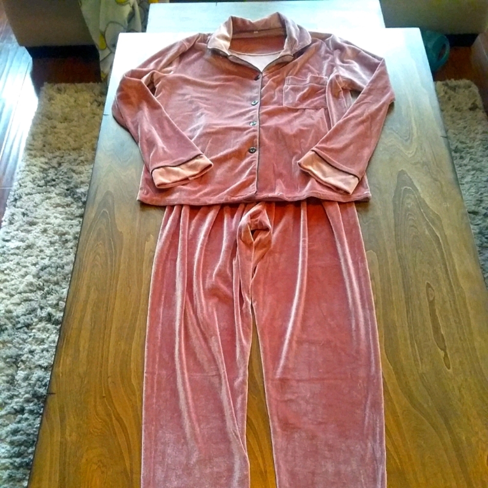 SHEIN Velvet Blush Pajamas ☺ 💤 Size Small - Picture 1 of 16
